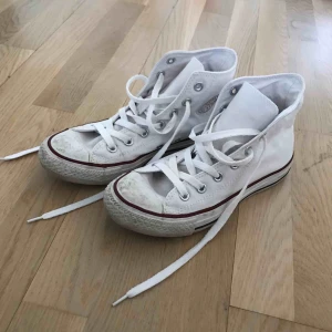Converse - 🐭 Vita converse, lite slitna men i bra skick och dem är tvättade (frakt kostar 66kr och är spårbart ) 🐭