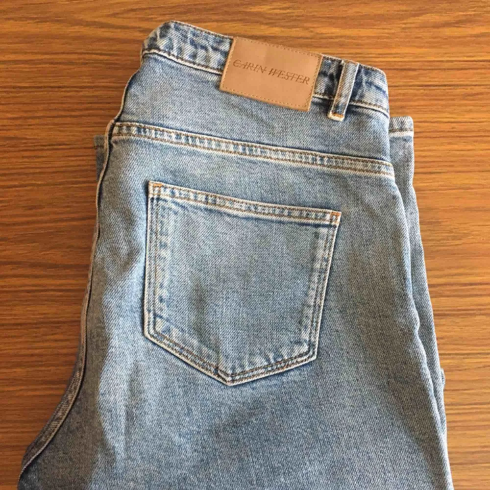 Somriga jeans från Carin Wester. Kort modell. Sparsamt använda, säljer pga fel storlek. Är ett veck i knät, ingen fläck (äger dessvärre inget strykjärn :)). Jeans & Byxor.
