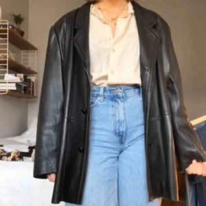  - Perfekta skinnjackan! Äkta!! Tyvärr lite större än vad jag önskade att den var, därför jag säljer den. Annars felfri🥰🥰 frakt betalas av köparen