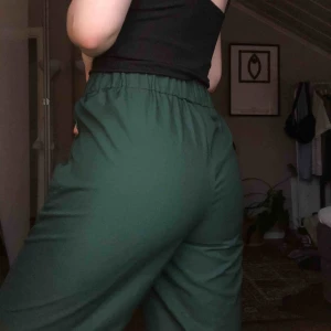  - Gröna, raka byxor från Weekday, storlek 34 men passar mig som vanligtvis är 36/38! Ena fållen på byxbenet har släppt något, men ingenting som syns/stör och lätt att fixa! Annars sparsamt använda och i mycket gott skick! 