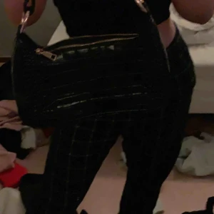  - Super snygg och trendig väska från Nelly, använd fåtalet gånger. Passar till så mycket, säljs eftersom jag har för många väskor🥰🥰