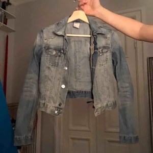  - Superfin jeansjacka från 2000 i nyskick. Figurnära och croppad. Köparen står för frakt:)