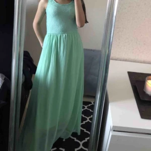  - Klänning! - Ljusgrön färg - Spets på överdelen, chiffong tyg under - Aldrig använts! - Stl. 38/ M- skulle även passa Xs-S - I mycket bra och nytt skick - Pris : 150kr + frakt🛍