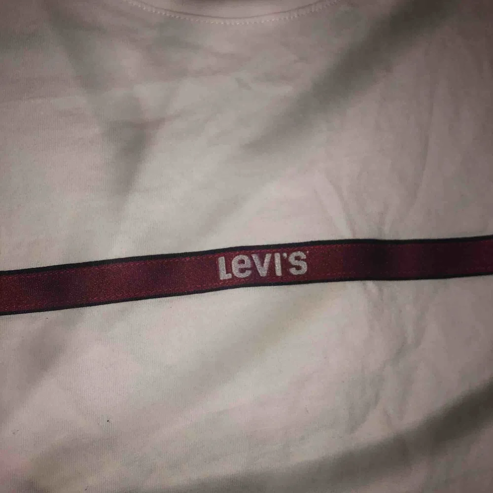 Ny fin Levis tröja ändats använd en gång bra skick köparen står för frakten kom prov för fler bilder eller frågor ❤️. . T-shirts.
