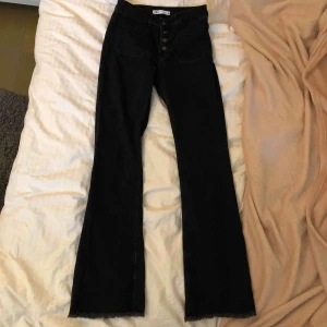  - Jag är 176 typ o dom är långa på mig, dom passar även min kompis som är 180. Smala i midjan lite av en bootcut på benen. Knappt använda pga lite små runt låren. Prisetman diskuteras 