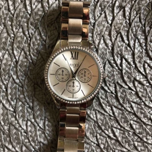  - Jag säljer en regal klocka för 200kr, använd enstaka tillfällen. Köparen står för frakt eller så kan man komma hit och hämta. 