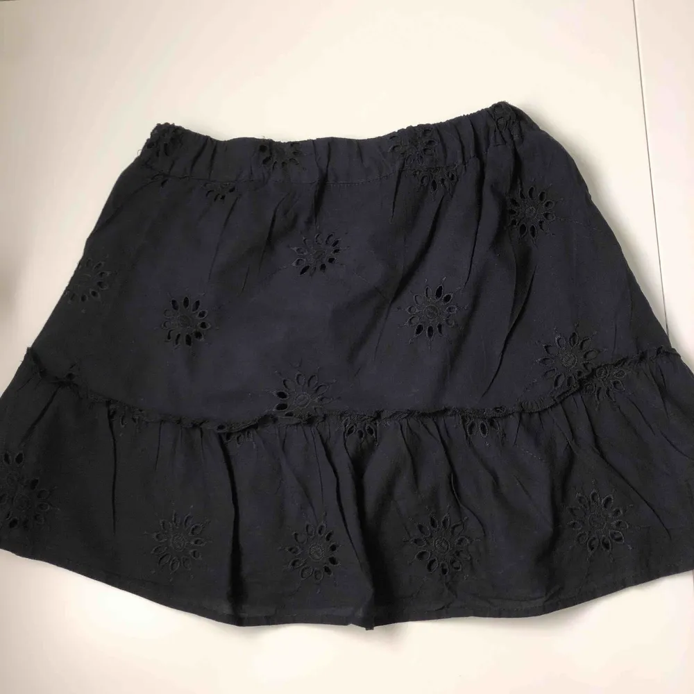 Supersöt kjol nu till sommaren! Säljes pga att den tyvärr är för liten för mig. Köpt på en butik i kenya för 250kr. Använd 1 gång, fel storlek och kunde ej lämna tillbaks. Fraktar eller möts upp på Lidingö!. Kjolar.