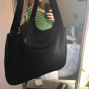  - Prada inspirerad väska i tyg form från monki, helt oanvänd