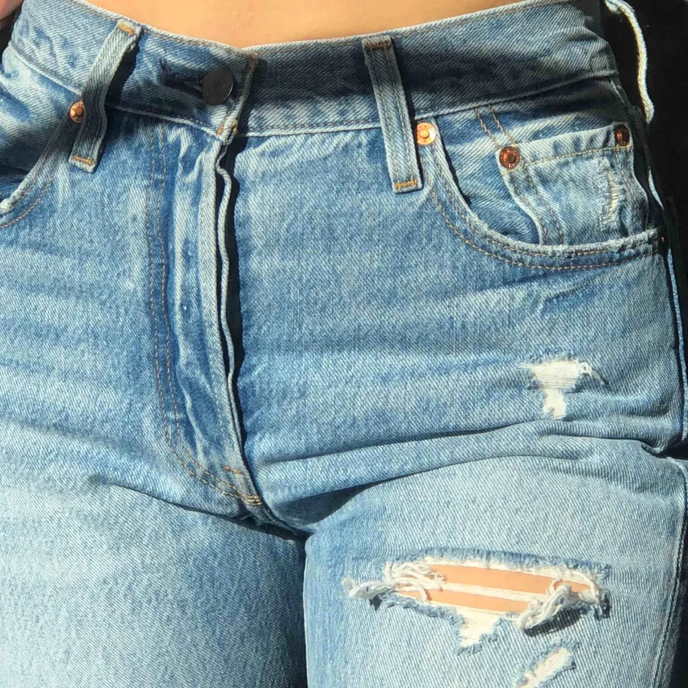 Levis jeans i modellen 501, slitningar på knä och uppe på benet. Superfina men säljes pga för små:( . Jeans & Byxor.