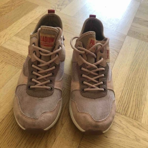  - Säljer ett par rosa ARMY RUNNER palladium skor som tyvärr inte har kommit till så mycket användning.ny pris 1099 mitt pris 200 Kan mötas upp i Göteborg eller frakta 