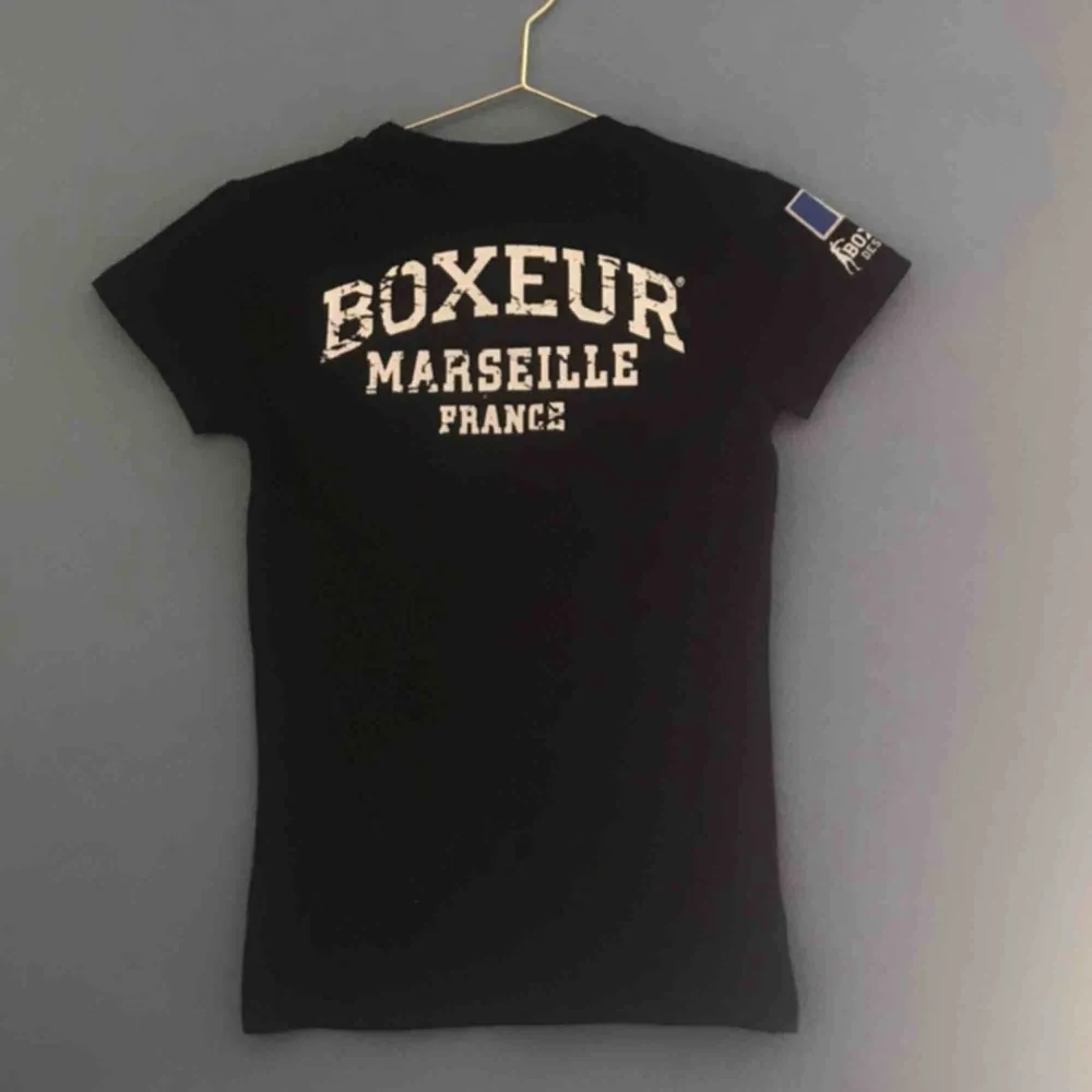 Oanvänd tröja från Boxeur des rues. T-shirts.