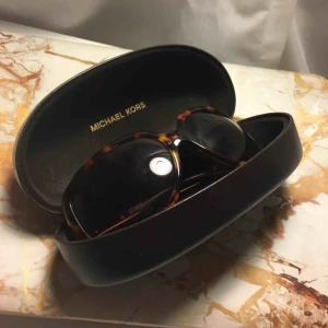  - Michael Kors solglasögon aldrig använda i original Michael Kors skyddsfodral.  