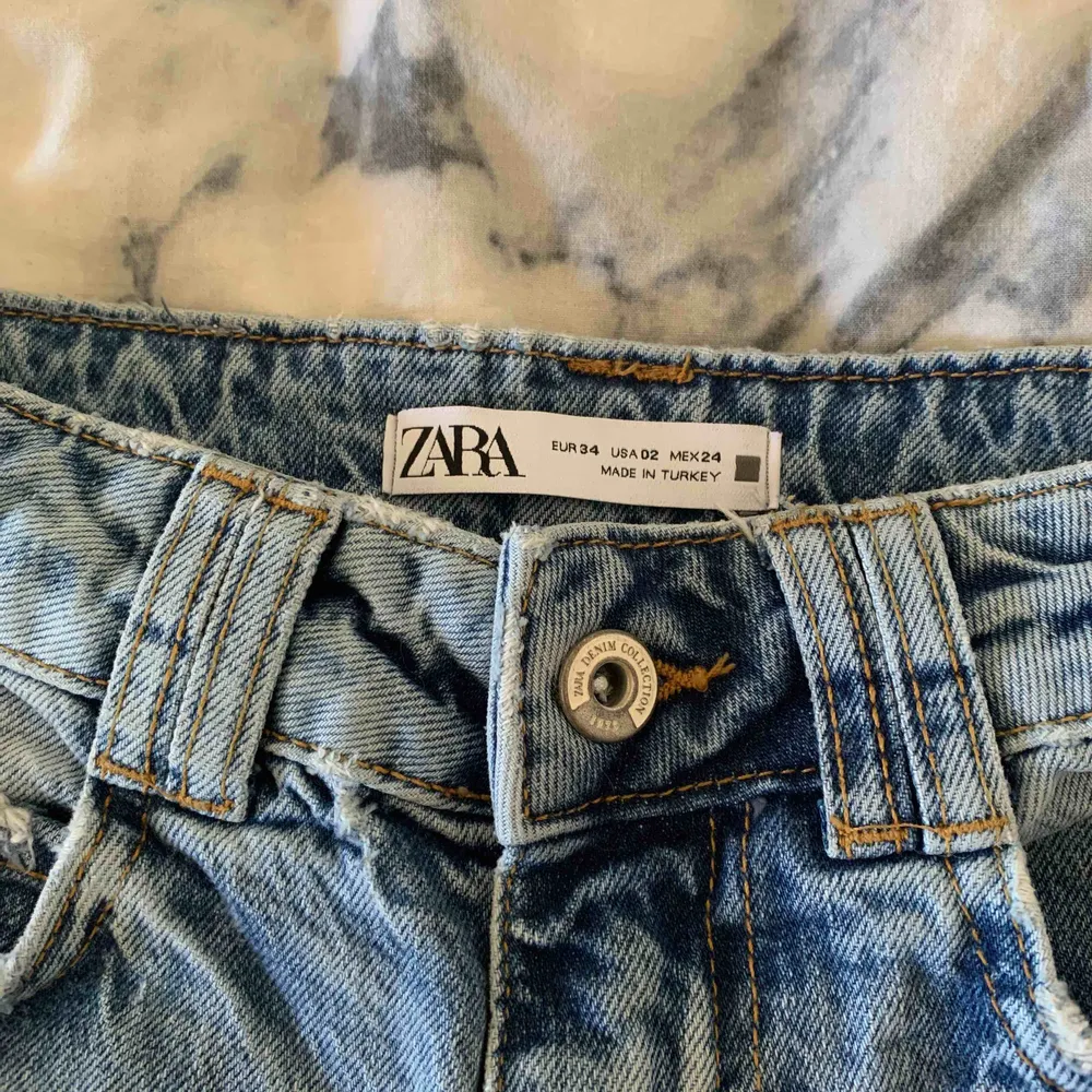 Ljusblåa jeans från Zara! Storlek 34 och är väldigt högmidjade 💕 Jeansen är aldrig använda så de är som nya, alltså i väldigt bra skick! Fraktar endast. Jeans & Byxor.