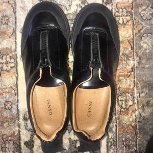  - Skinnskor från ganni med tjock sula och dragkedja. Köpta för 2200 kr och endast använda 3 gånger så de är i mycket bra skick! Köparen står för frakten🥰🌻💘  