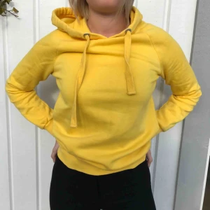  - Knappt använd. Modellen har vanligast storlek XS/S på kläder, därmed är hoodien stor i den angivna storleken 