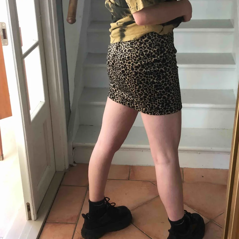 leopard print skirt, i’m 164cm and delivery is not included. Skjortor.