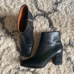  - Snygga skor från & other stories med den perfekta höjden på klack!  Äkta skinn ⭐️ Litet hack i ena klacken, se bild 3.  Möter upp i centrala Stockholm eller köpare står för frakt ☀️