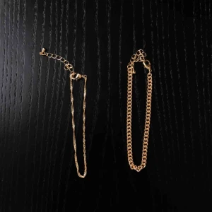  - Två supertrendiga och fina armband i guld!🥰 fraktas för 11kr, VID KÖP AV MINST TRE ACCESSOARER SÅ FÅR MAN FRI FRAKT💕😁