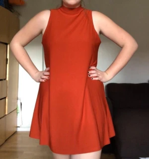 Orange poloklänning - Säljer denna häftiga färgsprakande klänningen med polokrage i en 60-talsmodell ❤