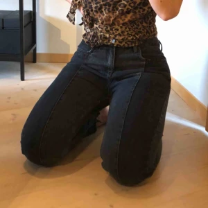  - Jeans med detalj framtill från NA-KD. Strl 38 men passar en 34-36. Avklippta, jag är 161,5cm.