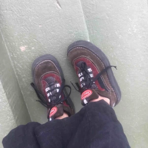  - Äkta 90-talsskor med hög sula. Använda en del men i fin kvalité! Köparen står för frakt🦋🦋