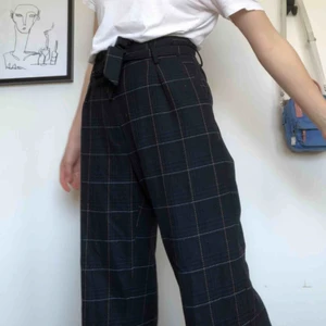  - Aj så fina byxor! Mörkblåa med vita/gula ränder med band som går att knyta eller ta bort om man vill. Jag är 179 cm