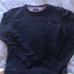 Väldigt snygg mörkblå gant tröja använd ca 3 ggr storlek 158-164, 13-14 år fast skulle nog säga 12-13. 🥰🥰