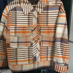  - Skit skit fin rutig jacka från monki köpt för några år sedan men snålt använd!🌸💞  Köparn står för frakten🦄🥰