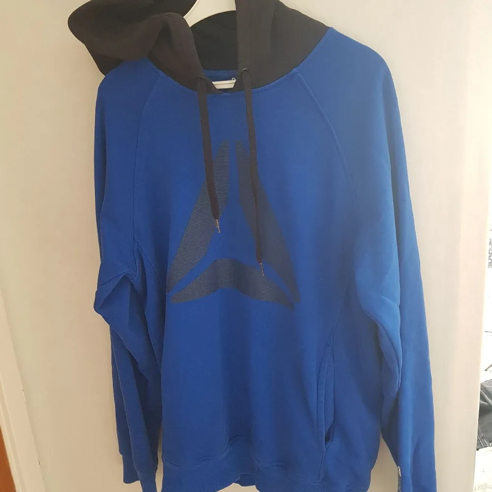 Blå Reebok hoodie i storlek M. Väldigt bra skick, nästan aldrig använd. Frakt tillkommer.. Hoodies.