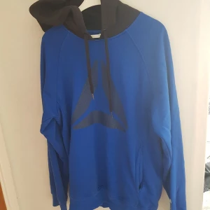 Reebok hoodie - Blå Reebok hoodie i storlek M. Väldigt bra skick, nästan aldrig använd. Frakt tillkommer.