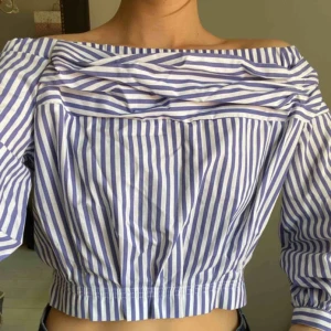  - Knappt använd blus från Zara! Frakt tillkommer på 55kr