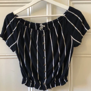 Randig blus - Randig blus med bruna knappar. Fint skick. Frakt betalas av köpare.