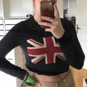  - Cool tröja som jag även klippt av till en croptop som är perfekt nu till sommarkvällarna 