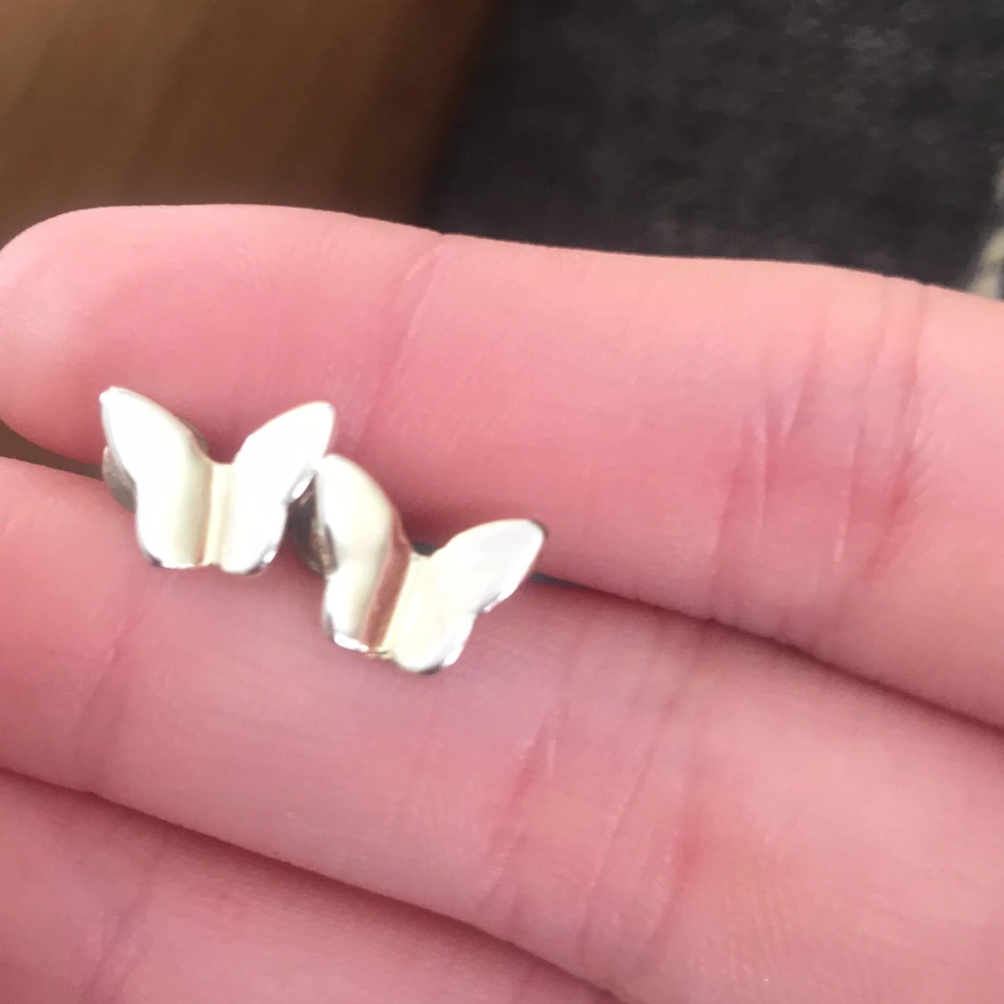 Jätte fina örhängen med fjälirar