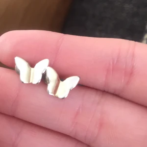 Jätte fina örhängen med fjälirar - Örhänge i färgen guld med små fjärilar på frakt 11kr