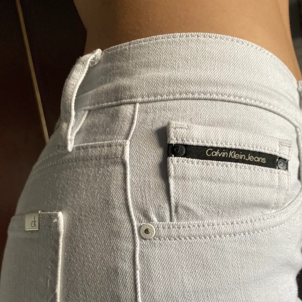 Vita bootcut jeans från Calvin Klein. Skitsnygga, har dock inte använt så mycket pga att de är en aning för små för mig. . Jeans & Byxor.
