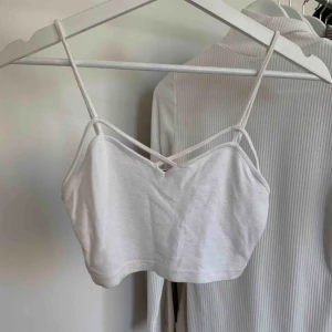  - Topp från Brandy Melville. Kan användas som topp, bralette och linne! Ej genomskinlig! Välanvänd🤍🤍 Kan mötas upp i GBG, köparen står för frakten