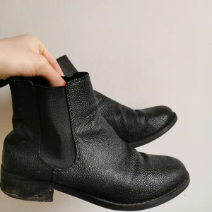 Svarta skor från Monki strl38 - Enkla men snyggt blanka svarta stövletter från Monki i storlek 38. Säljes pga för små, bra skick. Ganska små i storlek.