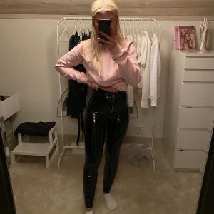 Lack byxor  - Svarta Lack byxor från jfr. Använda en gång då jag inte haft fler tillfällen att använda dom. Sjukt sköna och stretchiga att ha på sig. Jag är en storlek XS och 160cm lång. Köpta för 399kr. Frakt tillkommer.
