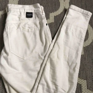 Vita jeans  - Vita jeans i mjuk tyg känns mer som leggings. Då de är ganska tunna kan de upplevas som aningen genomskinliga. Köpte av en annan tjej (ej på Plick), jag själv har endast använt de 1gång. Kom med bud. (Säljer dessa billigt)