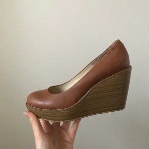 Vagabond platåklack - Platåklackar i skinn från Vagabond. Säljs pga för små. Använda på en skolavslutning samt ett par tillfällen för några år sedan. 8 cm hög klack