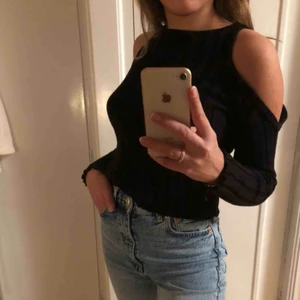  - Svart ribbad off-shoulder tröja från NA-KD