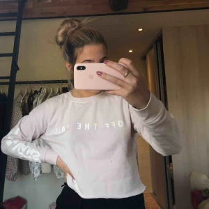  - säljer denna jättefina vans sweatern!! Så fin färg som är lite svår att fånga på bild men skriv för fler bilder 💝 passar både xs/s/m beroende på hur man vill den ska sitta men jag är en S! 💜 nyskick 