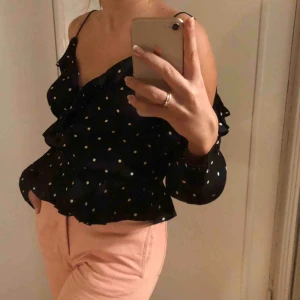  - Fin omlott blus, off-shoulder, storlek 38 men passar 34-38