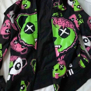 - Skiiit cool zip up hoodie ifrån Killer Panda!! Jättefint skick