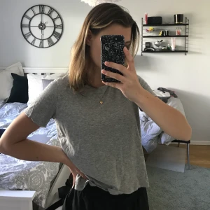 Basic topp - Vanlig grå t-shirt, använd sparsamt. Frakt tillkommer 18kr😋