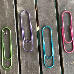 gem-örhängen - ett par för 30, allihopa för 50kr. det är örhängen som jag har gjort själv med enorma gem i blått grönt lila o rosa! jag kan göra fler om nån vill ha flera i samma färg. men de enda färgerna som finns att välja mellan är dom på bilden😊