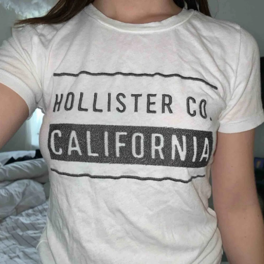 Fin T-shirt från Hollister, används aldrig så i fint skick! Köpt på Hollister i London💕. T-shirts.