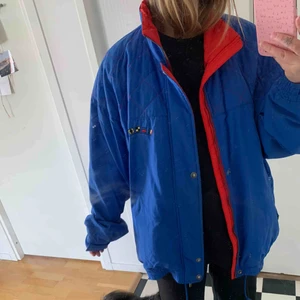  - Jättesnygg second hand jacka!! Använd en gång av mig:) fin blå färg med coolt foder på insidan! Frakt 63 kr tillkommer