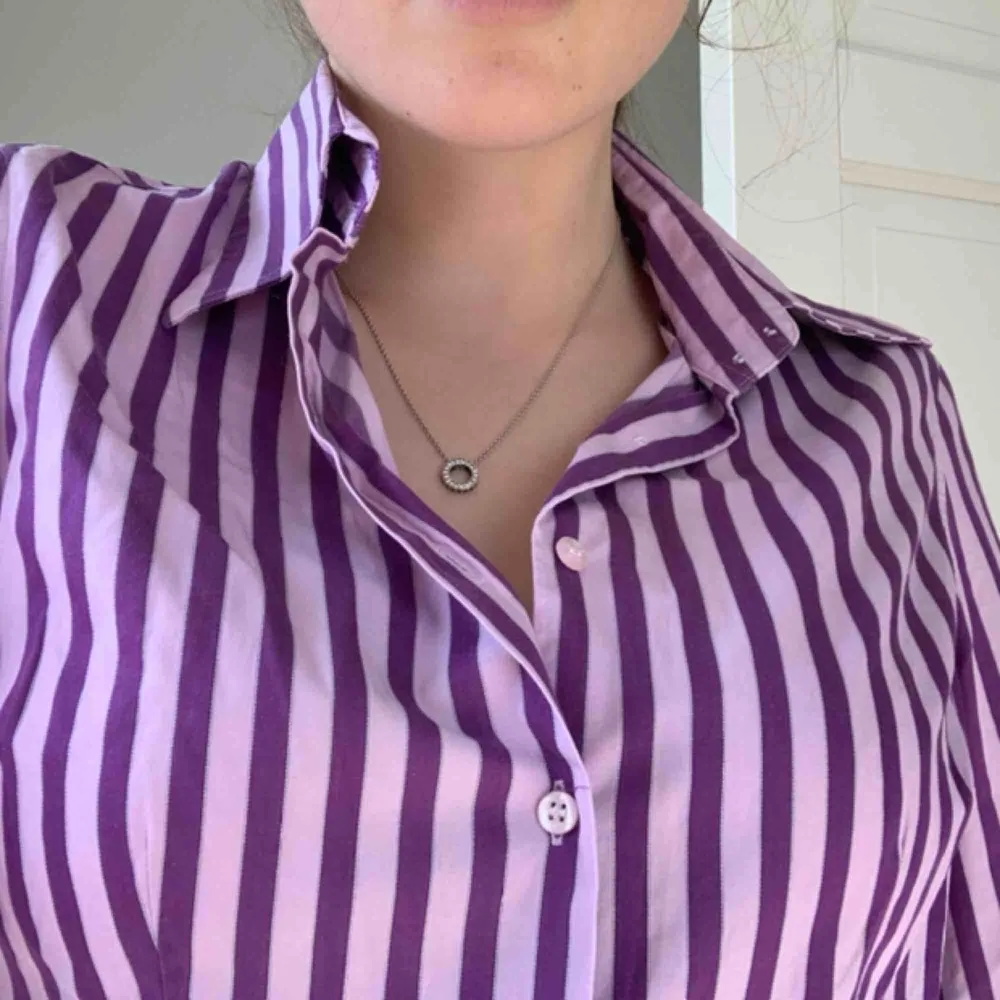 Fitted purple collar shirt ! Very slimming . Hawes and Curtis brand in the UK( tailored ) bought for 1000 kr selling for 250 kr . Meet in Stockholm or pay for shipping <3. Kostymer.